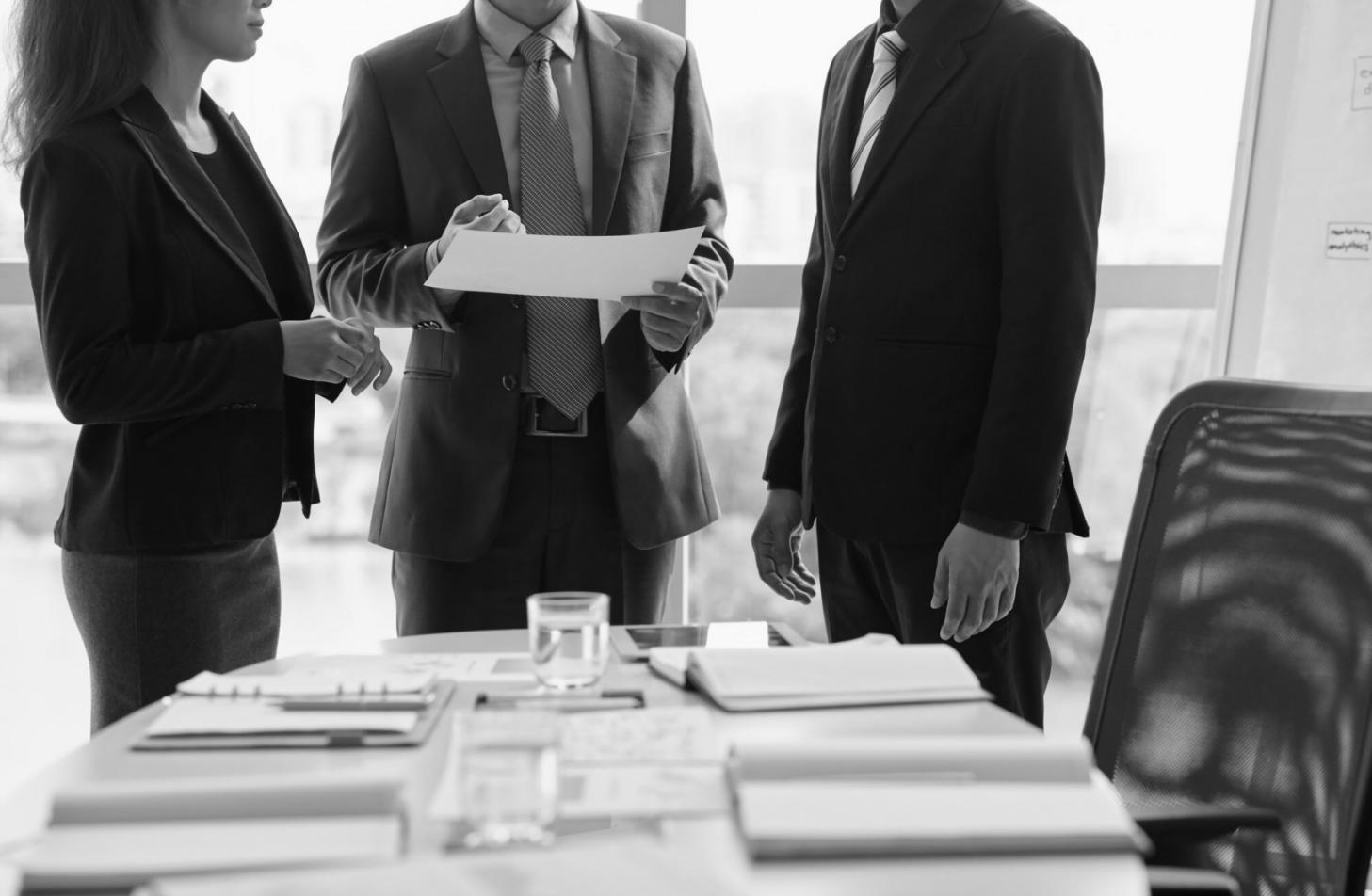 Студенти вивчають французьку мову в затишній аудиторії з сучасними навчальними матеріалами